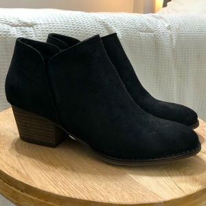 Fergalicious Black Ankle Boots SZ 8 low heel